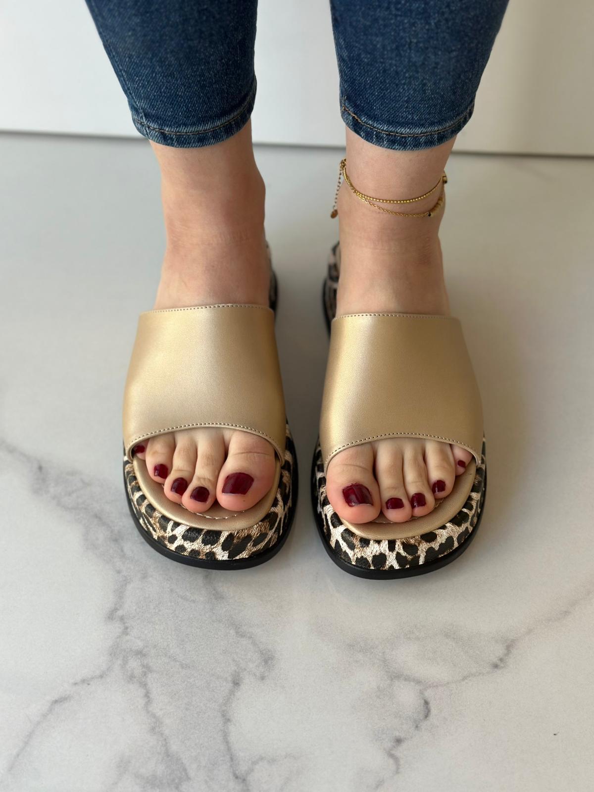 Işıltılı Cesaret: Gold Leopar Desenli Terlik