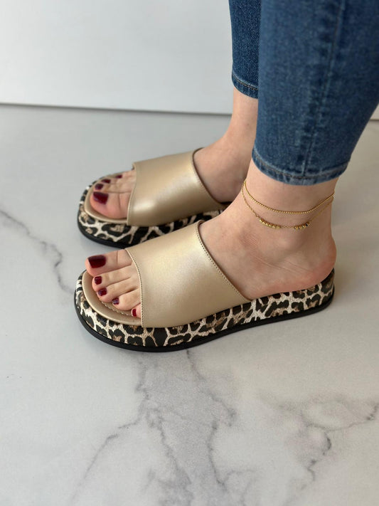 Işıltılı Cesaret: Gold Leopar Desenli Terlik