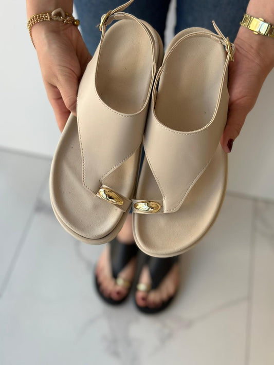 Doğallığın Işıltısı: Gold Detaylı Bej Sandalet